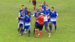 Un arbitre se prend un coup de poing pendant un match de football au Brésil
