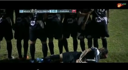 Couché derrière son mur, ce joueur n'empêchera pas le but sur coup-franc de l'adversaire