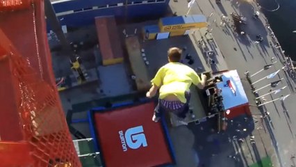 Ils sautent de plus de 50 mètres de haut sans sécurité pour atterrir sur un matelas géant