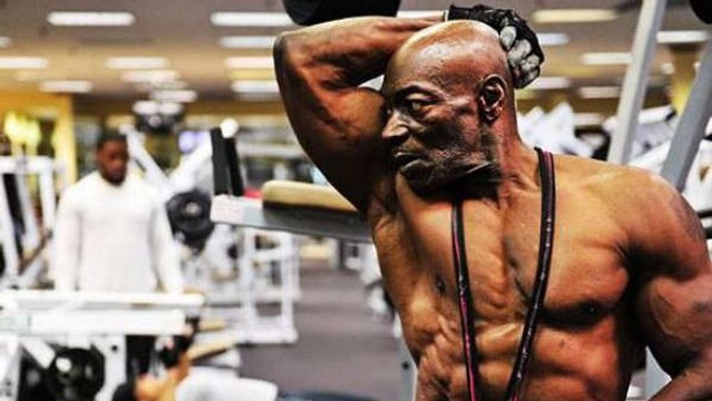 A 70 ans, Sam Bryant est un papy fou de musculation