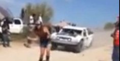 Une voiture de rallye frôle une spectatrice intrépide en pleine course