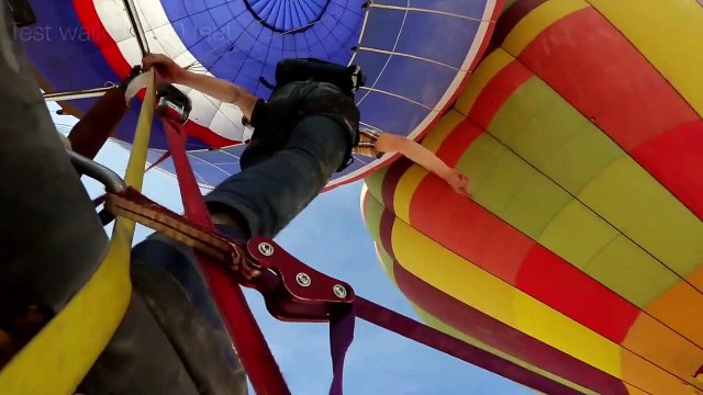 Highline : Il bat le record du monde sur un câble entre deux montgolfières à 1200 mètres d'altitude !