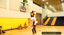 Basket : Kenny Dobbs dunk avec un ballon enflammé au dessus d'un homme en feu