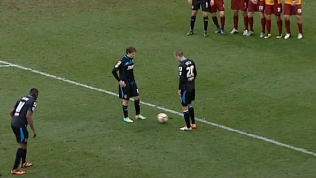 Un but sur coup-franc après une superbe combinaison en troisième division anglaise