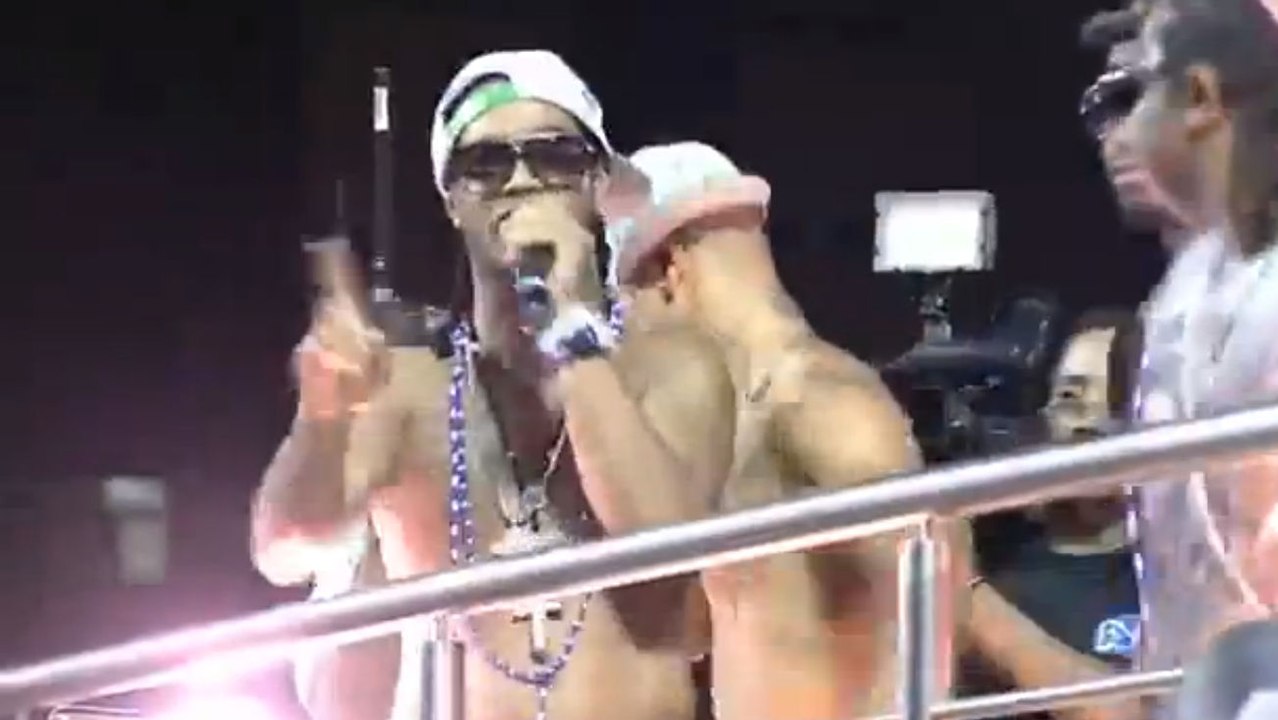 Ronaldinho danse et chante sur un char au Carnaval