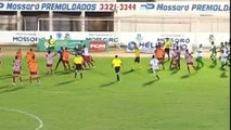 Une bagarre générale impressionnante éclate lors d'un match au Brésil