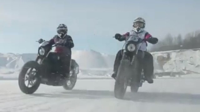 Une course entre motos superpuissantes sur la glace aux Etats-Unis