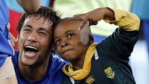 Le merveilleux cadeau de Neymar à un enfant lors d'Afrique du Sud - Brésil