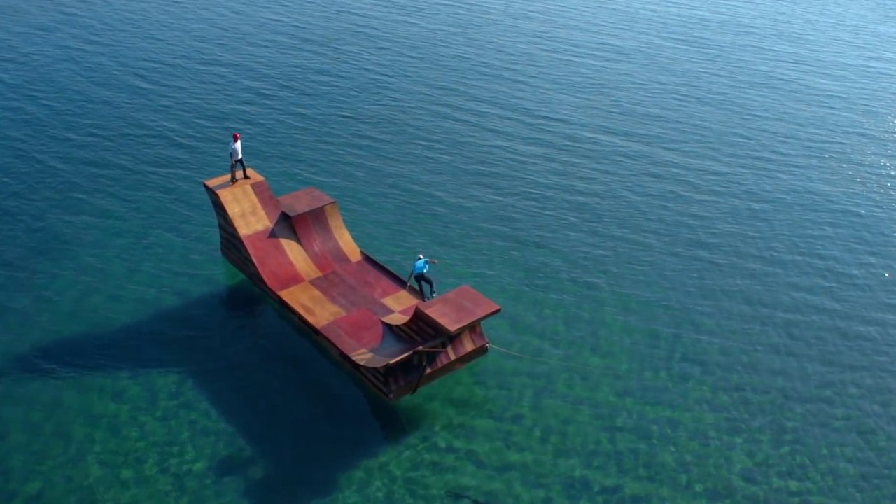 Bob Burnquist fait sur skateboard sur l'eau