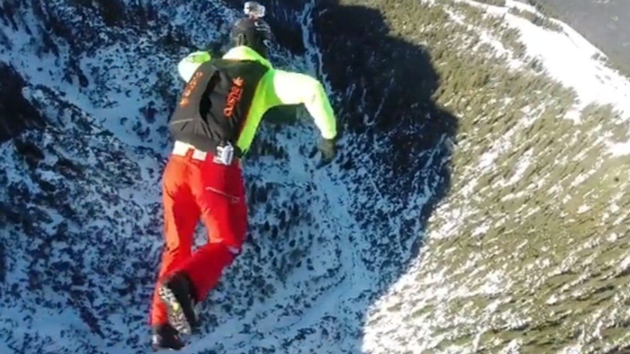 Des Base-jumpers sautent en parachute depuis un...