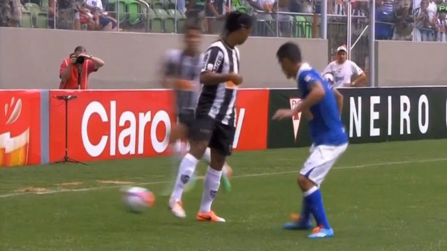 Ronaldinho : Ses dribbles et sa magnifique passe aveugle contre Cruzeiro