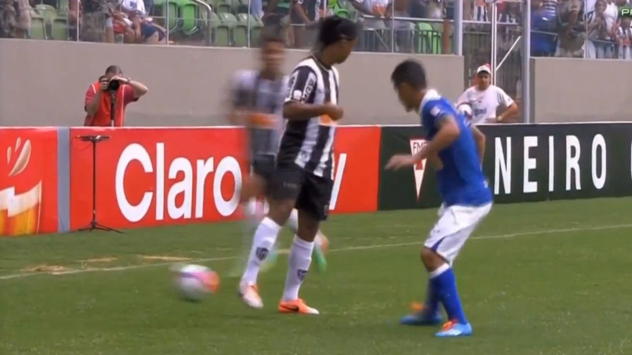 Ronaldinho : Ses dribbles et sa magnifique passe aveugle contre Cruzeiro