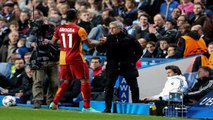 Le câlin entre José Mourinho et Didier Drogba avant Chelsea - Galatasaray en Ligue des champions