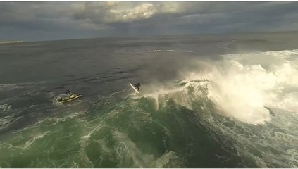 Des surfeurs défient l'Ours, l'une des plus grosses vagues du monde en Australie