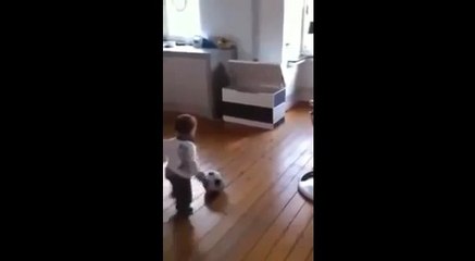 A 1 an, ce bébé est encore plus fort que Lionel Messi