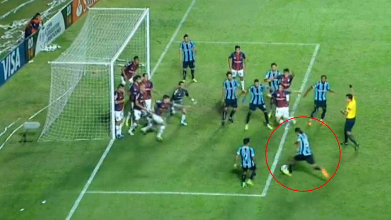 Un incroyable raté sur coup franc indirect en Copa Libertadores