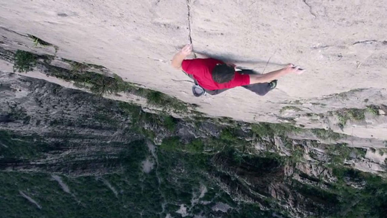 Il joue avec la mort en escaladant une montagne à mains nues et sans corde