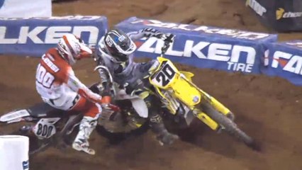 Motocross : Il fonce volontairement sur son adversaire pour le faire tomber