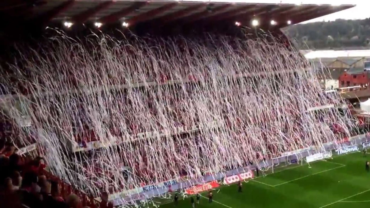 Du papier toilette pour faire un sublime tifo par les supporters du Standard de Liège