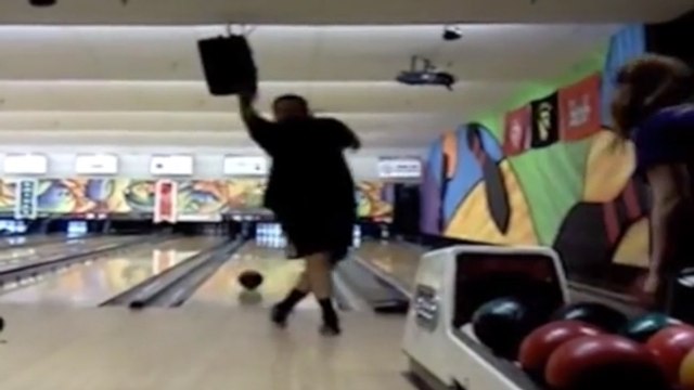 Bowling : Andrew Cowen bat le record du monde de lancer à l'envers !