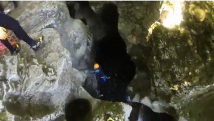 Ce sportif frôle la mort en tombant dans une crevasse remplie d'eau