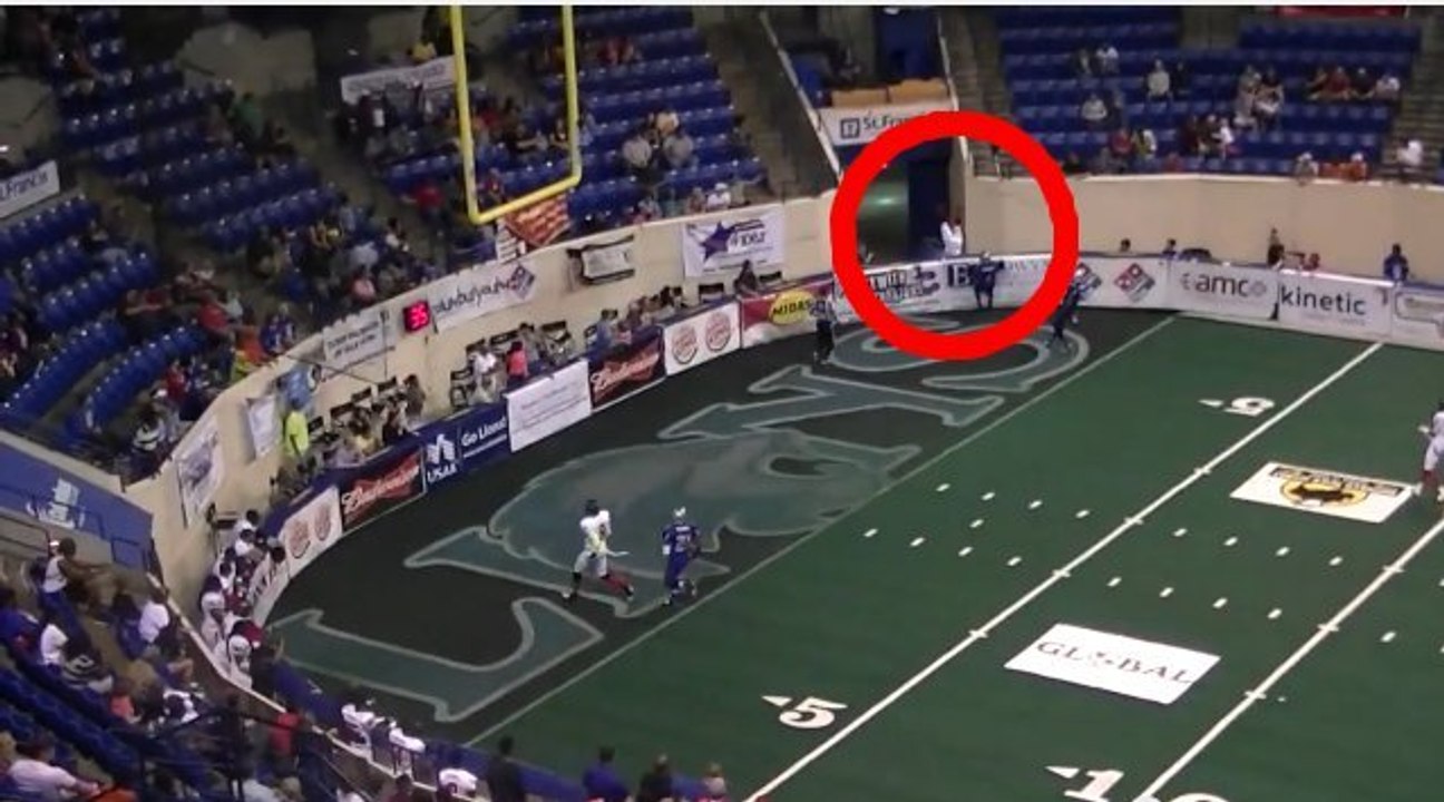 Football américain : Un touchdown impressionnant marqué après un salto au dessus d'un mur