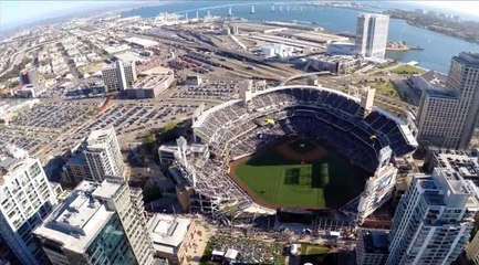 Des parachutistes de l'US Navy atterrissent dans un stade de baseball avant un match de San Diego