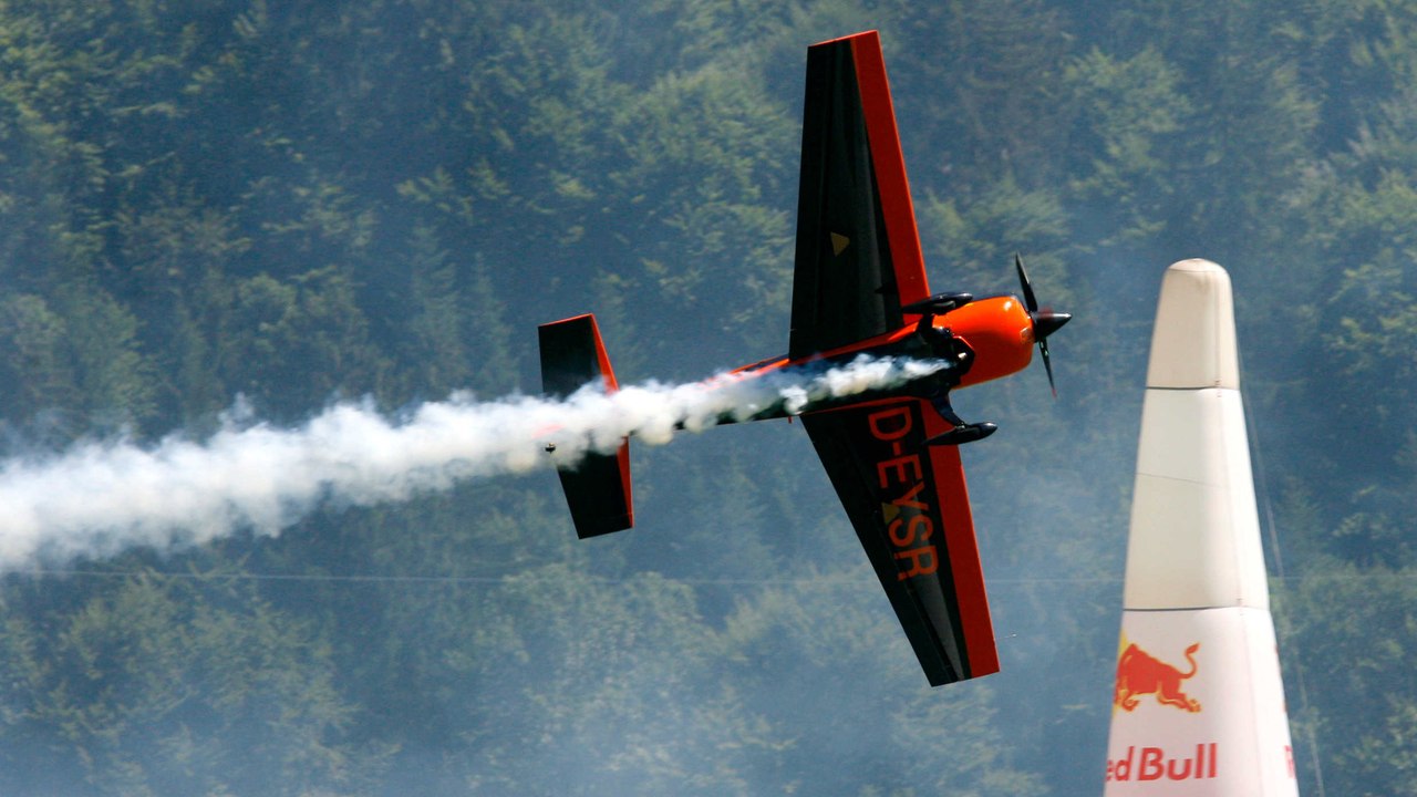 Haute voltige : Un spectaculaire slalom en avion à plus de 360 km/h