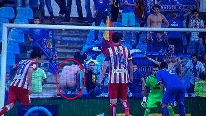Diego Costa rate un pénalty à cause d'un supporteur qui montre ses fesses