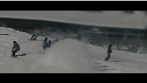 Les dérapages hilarants des snowboardeurs qui éclaboussent les skieurs sur les pistes