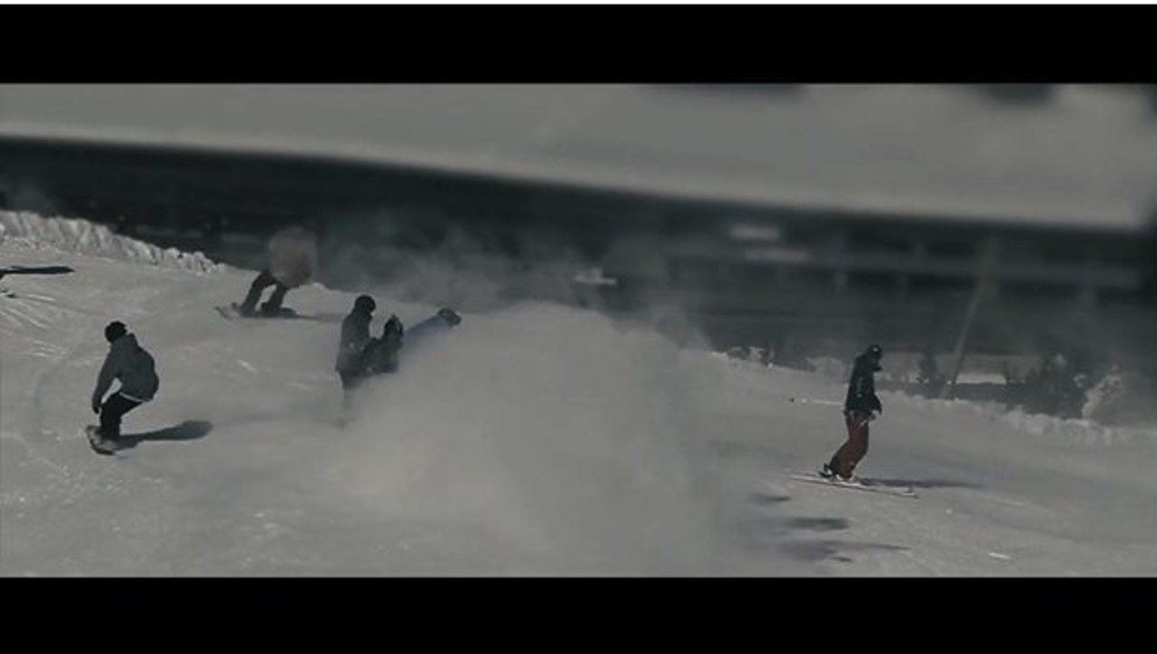 Les dérapages hilarants des snowboardeurs qui éclaboussent les skieurs sur les pistes