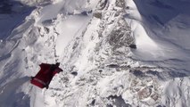 Une incroyable course poursuite en wingsuit au coeur des Alpes