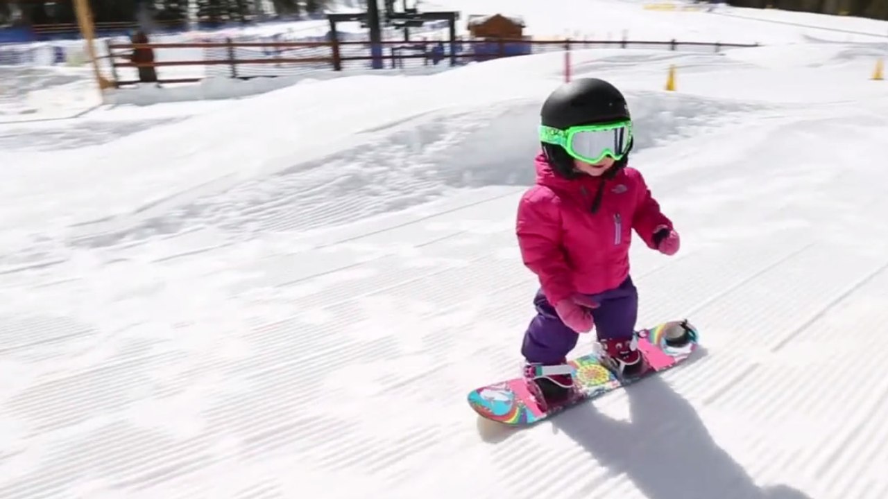 A seulement 17 mois, ce bébé est déjà une star du snowboard