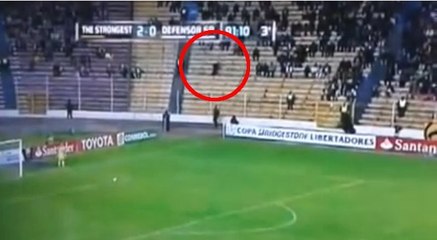 Un fantôme fait son apparition dans un stade en plein match de foot en Bolivie