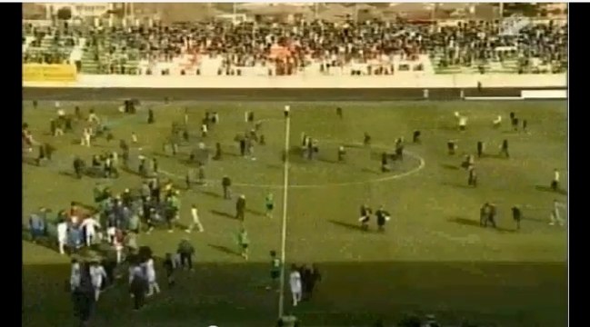 Les ultras du Torpedo Kutaisi envahissent le terrain pour se battre avec les supporteurs du Dinamo Tbilissi en plein match