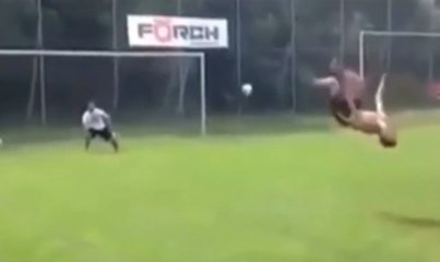 L'incroyable pénalty-salto d'un footballeur amateur