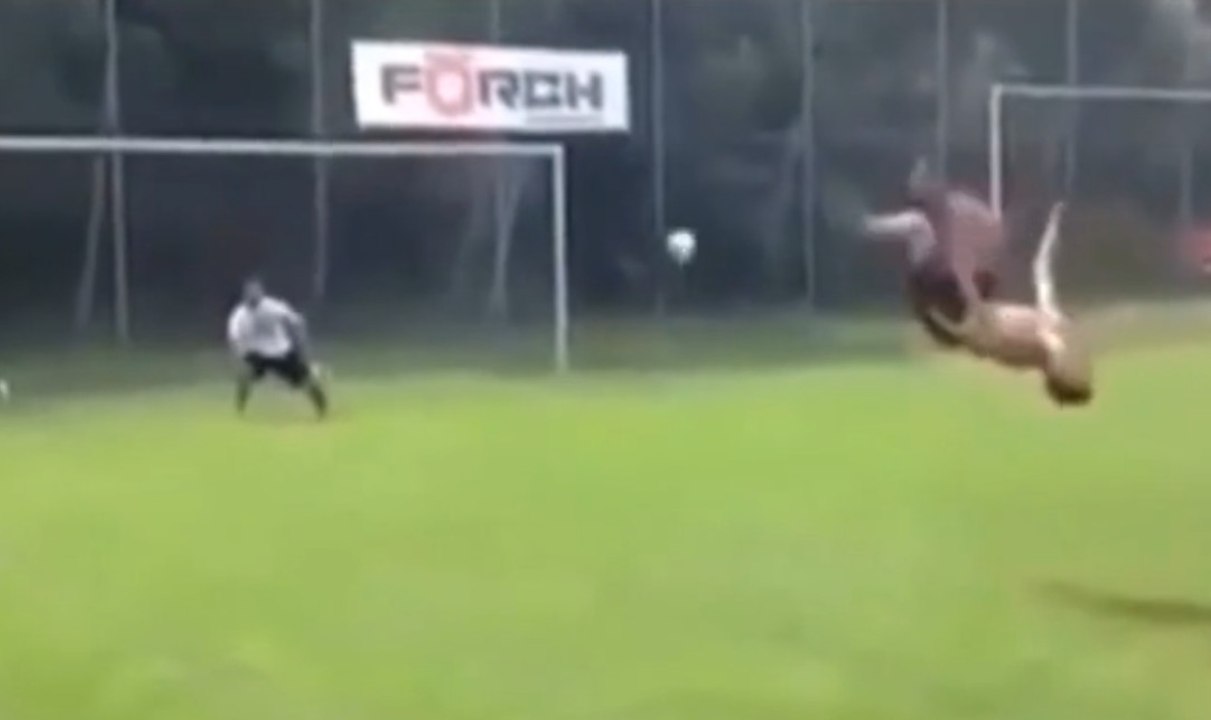 L'incroyable pénalty-salto d'un footballeur amateur