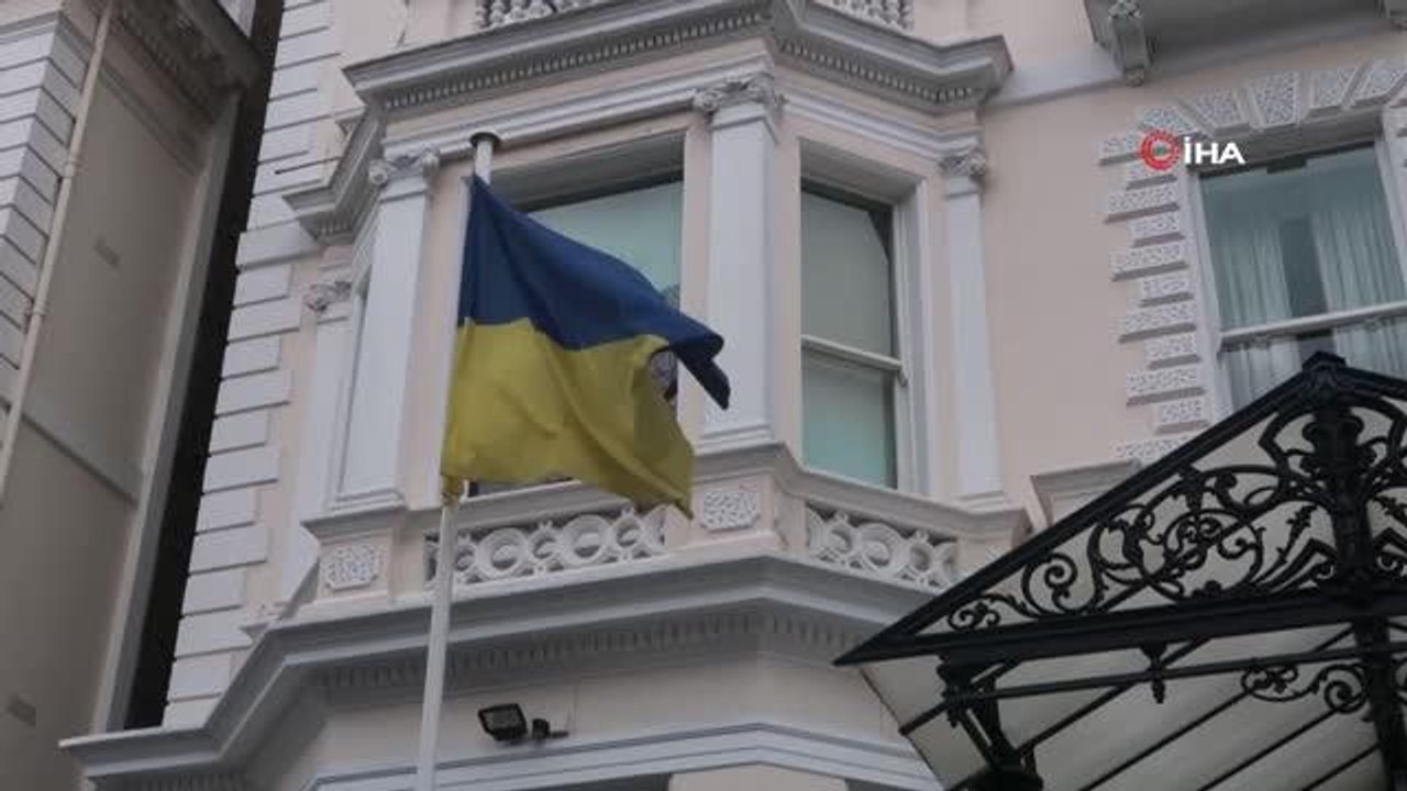 Londra'da Ukrayna Büyükelçiliği önüne savaşta hayatını kaybedenler için çiçek bırakıldı