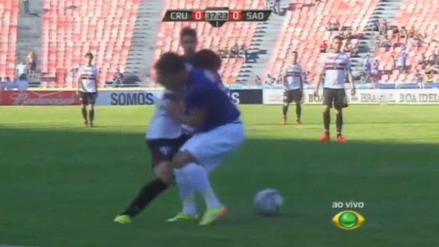 Alexandre Pato humilie Lucas Silva grâce à un magnifique petit pont