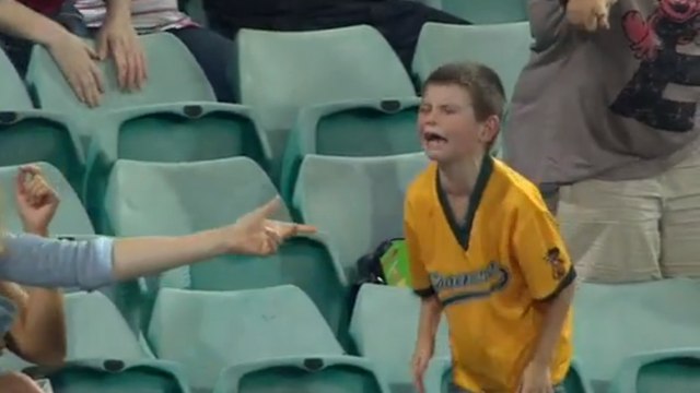 Baseball : Un jeune fan devient fou en voulant récupérer une balle