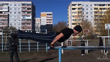 Il fait la planche et réalise des pompes hallucinantes dans la rue