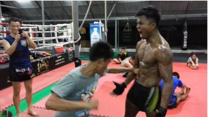 Cet homme a tellement d'abdos qu'il peut servir de punching-ball humain