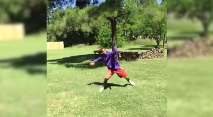 Incroyable, il lance une balle très loin... et la rattrape lui-même