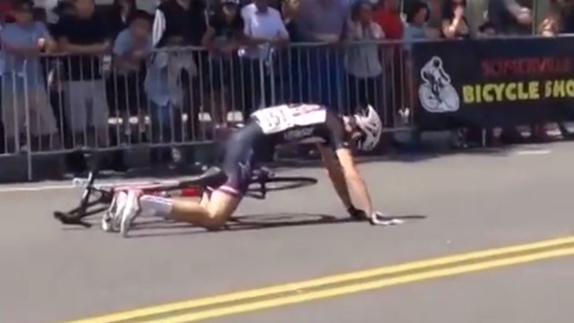 Cyclisme : Il gagne la course au sprint... et chute juste après l'arrivée !