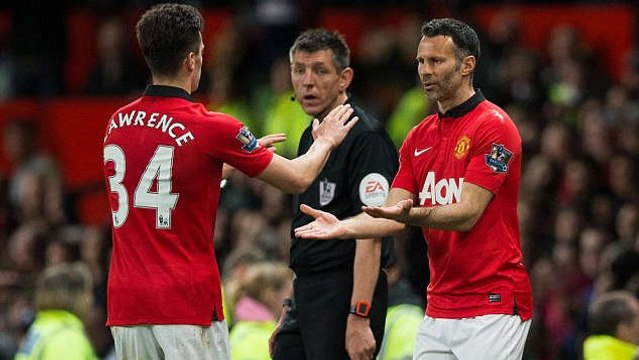 Ryan Giggs, le nouvel entraîneur de Manchester United, se fait rentrer sur le terrain pour la fin du match