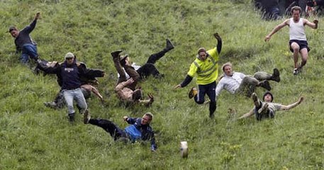 Découvrez le Cheese Rolling, le sport le plus bête du monde