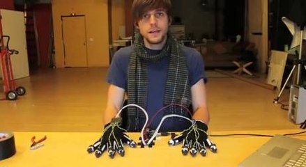Découvrez comment jouer du piano avec des gants sans piano en vidéo
