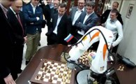 Découvrez la partie d'échecs entre un champion du monde et un robot