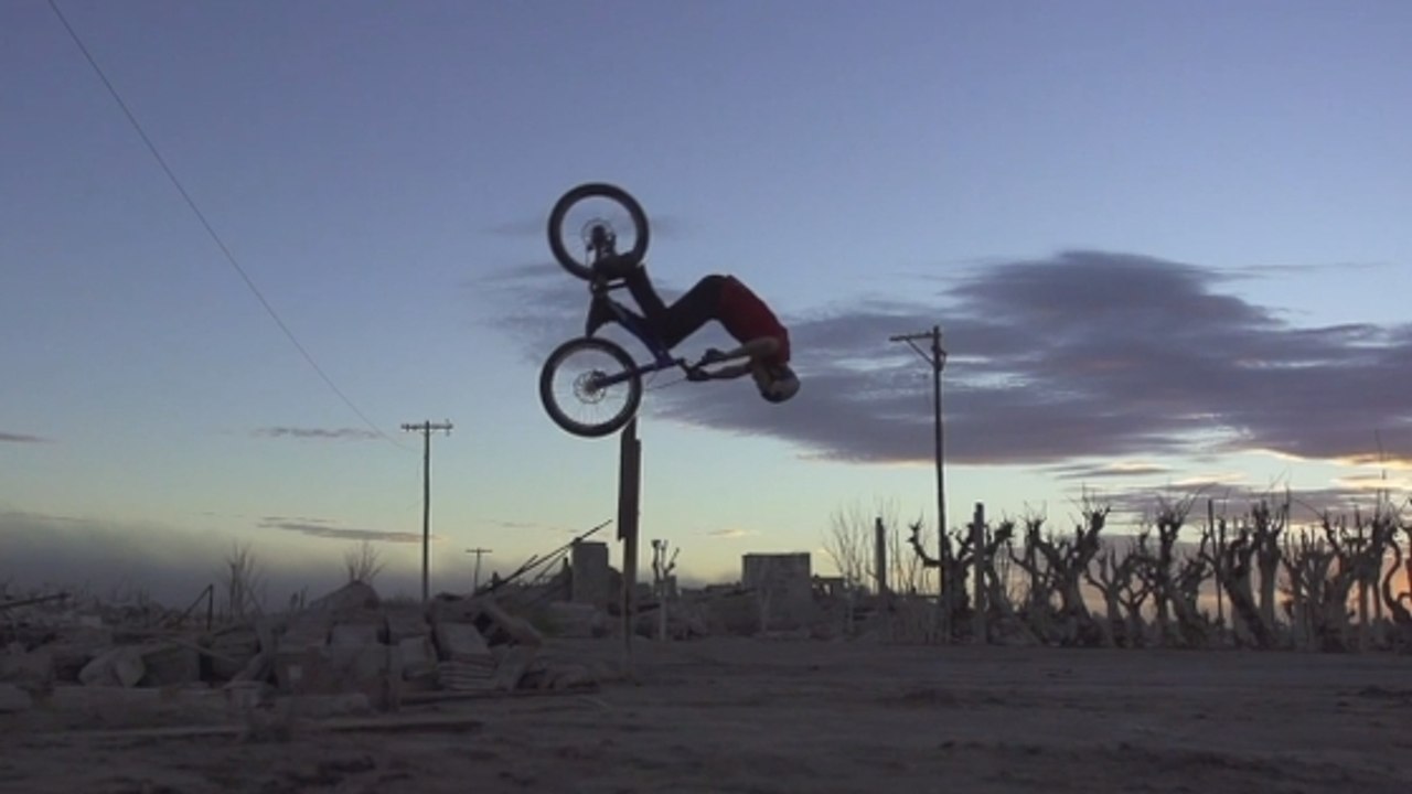 VTT : Les figures incroyables de Danny MacAskill dans une ville fantôme en Argentine