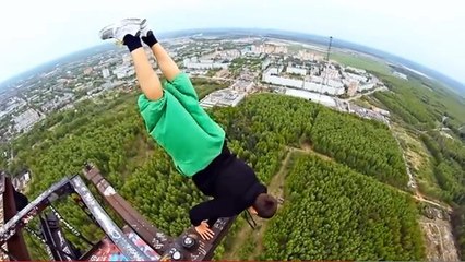 Après Mustang Wanted, des jeunes russes réalisent des acrobaties spectaculaires en haut d'une immense grue sans sécurité